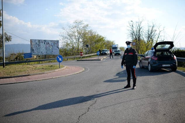 Corigliano-Rossano, checks by the Carabinieri to check if those who come out are in compliance with the self-certifications, in order to prevent too many people from leaving the house, or doing so for just cause. Many disputes, many fines and several complaints. 04 04 2020, Corigliano-Rossano, Italy  Copyright: xAlfonsoxDixVincenzox xIPAx xKontrolabx