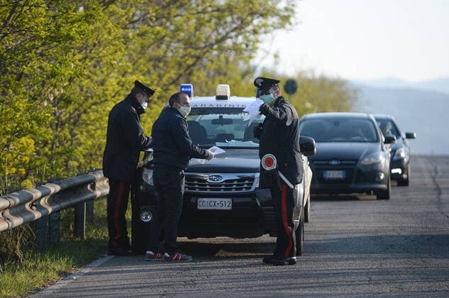 Corigliano-Rossano, checks by the Carabinieri to check if those who come out are in compliance with the self-certifications, in order to prevent too many people from leaving the house, or doing so for just cause. Many disputes, many fines and several complaints. 04 04 2020, Corigliano-Rossano, Italy  Copyright: xAlfonsoxDixVincenzox xIPAx xKontrolabx