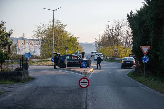 Corigliano-Rossano, checks by the Carabinieri to check if those who come out are in compliance with the self-certifications, in order to prevent too many people from leaving the house, or doing so for just cause. Many disputes, many fines and several complaints. 04 04 2020, Corigliano-Rossano, Italy  Copyright: xAlfonsoxDixVincenzox xIPAx xKontrolabx