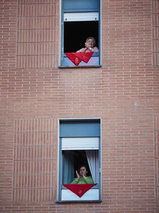 April 4, 2020, Pamplona, Navarra, SPAIN: Illustration, Pamplona people during the third week after the Government declared the state of alarm in Spain and recommended people to stay at home to fight coronavirus COVID-19 on April 4, 2020 in Pamplona, Madrid, Spain Pamplona SPAIN - ZUMAa181 20200404_zaa_a181_069 Copyright: xEduardoxxSanzxNietox