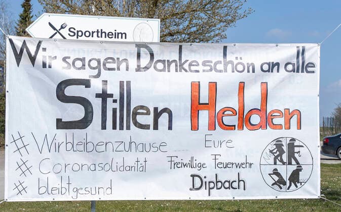 Dipbach, Landkreis Würzburg, 04.04.2020, Wir sagen Dankeschön an alle stille Helden Bild: Die Freiwillige Feuerwehr Dipbach bedankt sich mit einem riesigen Plakat bei allen Stillen Helden in der Corona-Krise Copyright: HMBxMediax xHeikoxBecker