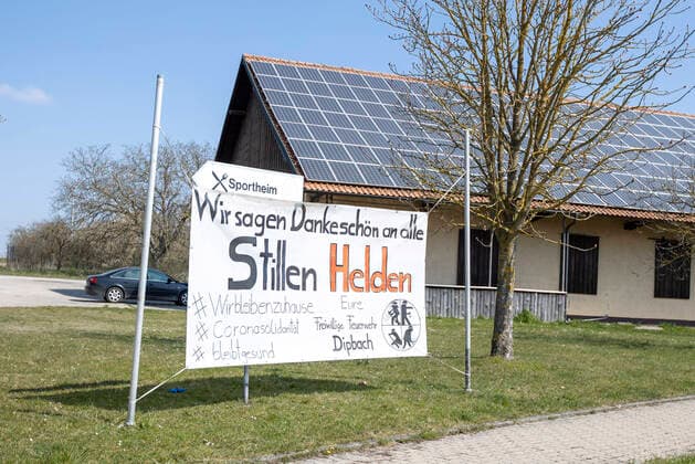 Dipbach, Landkreis Würzburg, 04.04.2020, Wir sagen Dankeschön an alle stille Helden Bild: Die Freiwillige Feuerwehr Dipbach bedankt sich mit einem riesigen Plakat bei allen Stillen Helden in der Corona-Krise Copyright: HMBxMediax xHeikoxBecker