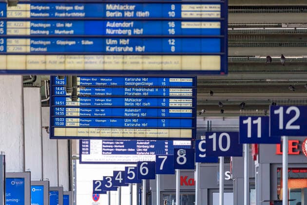 DEU, Deutschland, Baden-Württemberg, Stuttgart, 04.04.2020: Hauptbahnhof Stuttgart. Auswirkungen der Corona-Krise. Die Bahn fordert Reisende auf: Fahren Sie nur, wenn es unumgänglich ist.