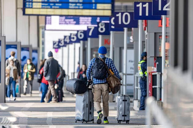 DEU, Deutschland, Baden-Württemberg, Stuttgart, 04.04.2020: Hauptbahnhof Stuttgart. Auswirkungen der Corona-Krise. Die Bahn fordert Reisende auf: Fahren Sie nur, wenn es unumgänglich ist.