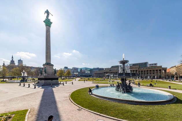 DEU, Deutschland, Baden-Württemberg, Stuttgart, 04.04.2020: Kontaktsperre zeigt Wirkung: Trotz schönen Frühlingwetters halten sich die meisten Menschen an die Kontaktsperre und sind allein oder zu zweit unterwegs. Schlossplatz Stuttgart.