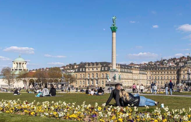 DEU, Deutschland, Baden-Württemberg, Stuttgart, 04.04.2020: Kontaktsperre zeigt Wirkung: Trotz schönen Frühlingwetters halten sich die meisten Menschen an die Kontaktsperre und sind allein oder zu zweit unterwegs. Schlossplatz Stuttgart.