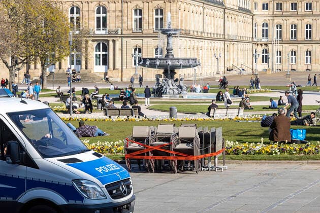 DEU, Deutschland, Baden-Württemberg, Stuttgart, 04.04.2020: Kontaktsperre zeigt Wirkung: Trotz schönen Frühlingwetters halten sich die meisten Menschen an die Kontaktsperre und sind allein oder zu zweit unterwegs. Schlossplatz Stuttgart.
