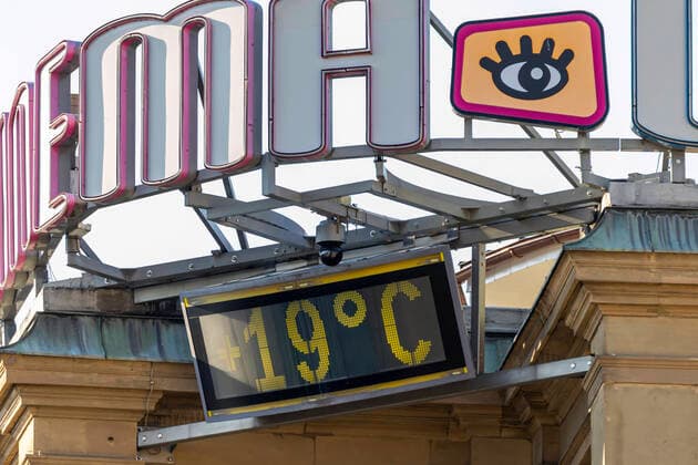 DEU, Deutschland, Baden-Württemberg, Stuttgart, 04.04.2020: Kontaktsperre zeigt Wirkung: Trotz schönen Frühlingwetters halten sich die meisten Menschen an die Kontaktsperre und sind allein oder zu zweit unterwegs. Temperatur 19 Grad.