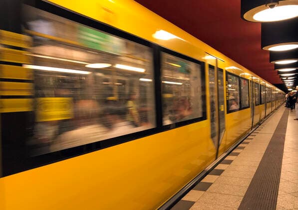 20.06.2019, Berlin, GER - U Bahn der Linie 7 im Bahnhof Richard-Wagner-Platz. (Alltag, Bahn, Bahnhof, Bahnsteig, befoerdern, Befoerderung, Berlin, Berliner Verkehrsbetriebe, Bewegungsunschaerfe, BVG, deutsch, Deutschland, einfahren, Einfahrt, Europa, europaeisch, fahren, Fahrgaeste, Gesellschaft, innen, Innenaufnahme, Linie 7, Menschen, Nahverkehr, oeffentlicher Personennahverkehr, oeffentlicher Personennahverker, OEPNV, Personen, Personenbefoerderung, Personentransport, QF, Querformat, Richard-Wagner-Platz, Schiene, Stadt, Stadtbahn, Stadtverkehr, Transport, transportieren, U Bahn, U Bahn System, U Bahnhof, U Bahnsystem, U-Bahn, U-Bahn System, U-Bahnhof, U-Bahnlinie 7, U7, Untergrund, Untergrundbahn, Verkehr, Westeuropa, Zug) 190620D861BERLIN.JPG