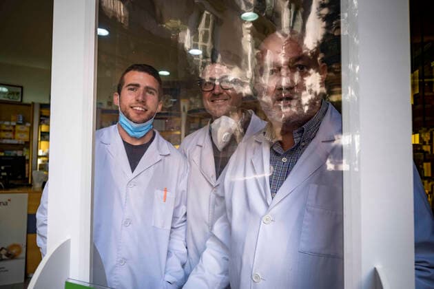 April 4, 2020, Barcelona, Catalonia, Spain: The team of Regomir pharmacy workers looking on during the Covid-19 infection..Barcelona is facing its twenty-first day of home confinement. After the announcement of the President of the Spanish Government, Pedro Sanchez, to extend house confinement, Spanish citizens will be confined until April 25. Barcelona Spain - ZUMAs197 20200404_zaa_s197_092 Copyright: xPacoxFreirex