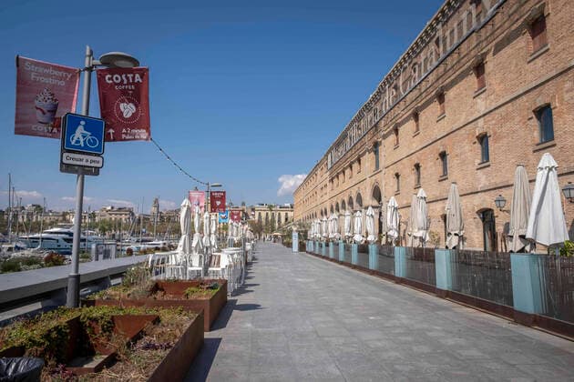 April 4, 2020, Barcelona, Catalonia, Spain: The popular area of bars and restaurants in Port Vell is seen without people or commercial activity during the contagion of Covid-19..Barcelona is facing its twenty-first day of home confinement. After the announcement of the President of the Spanish Government, Pedro Sanchez, to extend house confinement, Spanish citizens will be confined until April 25. Barcelona Spain - ZUMAs197 20200404_zaa_s197_098 Copyright: xPacoxFreirex