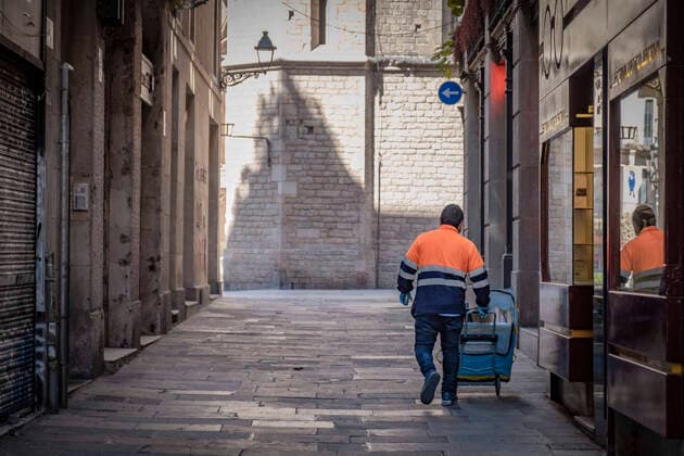 April 4, 2020, Barcelona, Catalonia, Spain: An online sales dealer with his cart during the contagion of the Covid-19..Barcelona is facing its twenty-first day of home confinement. After the announcement of the President of the Spanish Government, Pedro Sanchez, to extend house confinement, Spanish citizens will be confined until April 25. Barcelona Spain - ZUMAs197 20200404_zaa_s197_103 Copyright: xPacoxFreirex
