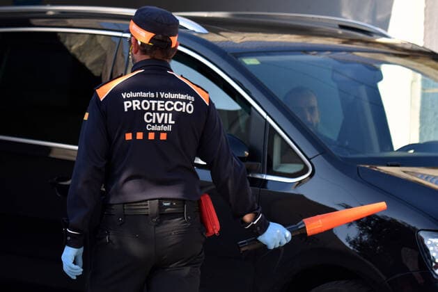 April 4, 2020, Calafell, Tarragona, Spain: A volunteer informing citizens at a check point during the Covid-19 virus pandemic. .The Civil Protection volunteers of Calafell, collaborated in the fight against the covid19 virus by informing drivers about the confinement laws that the government has dictated. Calafell Spain - ZUMAs197 20200404_zaa_s197_109 Copyright: xRamonxCostax
