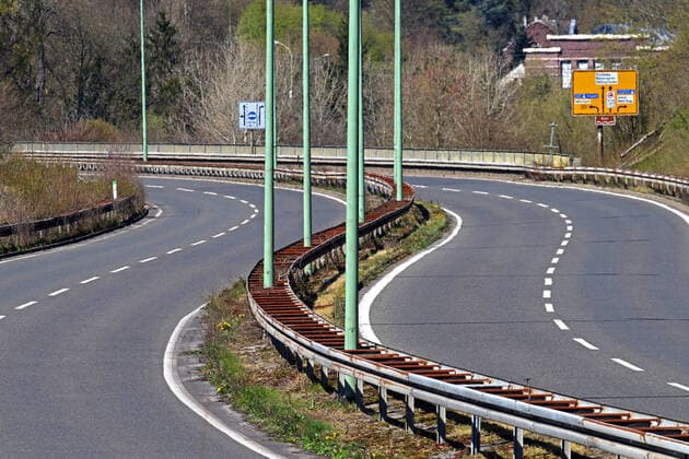 Stillstand wegen dem Coronavirus Auf den sonst stark frequentierten Straßen wie der vierspurigen Marie-Juchacz-Straße in Essen sind kaum oder gar keine Autos mehr unterwegs. Essen Nordrhein-Westfalen Deutschland Marie-Juchacz-Straße