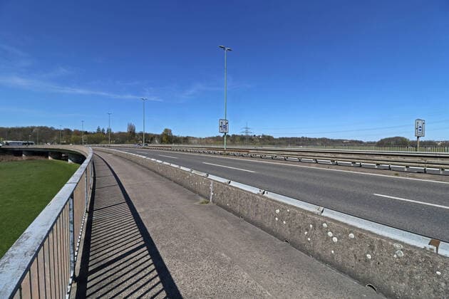 Stillstand wegen dem Coronavirus Auf den sonst stark frequentierten Straßen wie der vierspurigen Marie-Juchacz-Straße in Essen sind kaum oder gar keine Autos mehr unterwegs. Essen Nordrhein-Westfalen Deutschland Marie-Juchacz-Straße