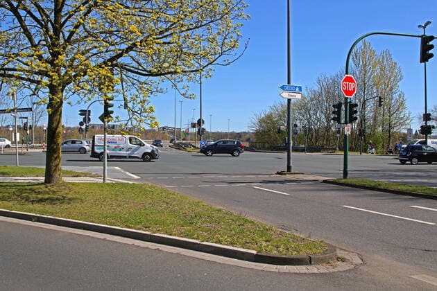 Unfallschwerpunkt in Essen Eine sehr stark befahrene Kreuzung von mehreren Straßen wie der Wuppertaler Straße, der Marie-Juchacz-Straße, der Frankenstraße und der Ruhrallee, die als Unfallschwerpunkt bekannt ist. Essen Nordrhein-Westfalen Deutschland Wuppertaler Straße