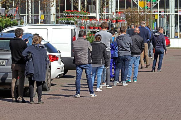 Einschränkungen wegen dem Coronavirus Als Maßnahme zur Prävention gegen eine Infektion mit dem Coronavirus werden die Kunden von einem Baumarkt gemäß dem Kontaktverbot kontrolliert in die Geschäftsräume gelassen und warten in einer Reihe auf den Zugang. Essen Nordrhein-Westfalen Deutschland