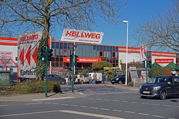 Baumarktkette Hellweg Ein Hellweg Baumarkt mit Gartencenter bei herrlichem Frühlingswetter Essen Nordrhein-Westfalen Deutschland Rellinghausen