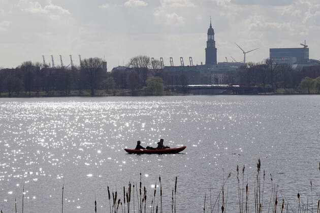 Kontaktverbot - Außenalster 04.04.2020, DEU, Deutschland, Hamburg: Ein Kanu schwimmt auf der Alster während des Kontaktverbots wegen der Coronakrise. Hamburg Hamburg Deutschland