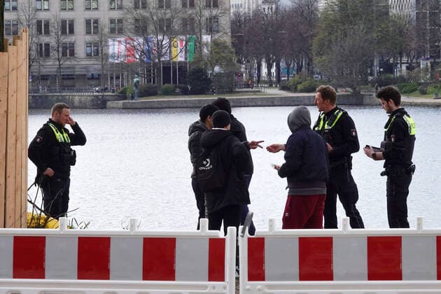 Kontaktverbot - Kontrolle und Bußgeld 04.04.2020, DEU, Deutschland, Hamburg: Vier Personen werden während des Kontaktverbots wegen der Coronakrise an der Alster kontrolliert. Nach Angaben der Kontrollierten wurde alle vier Personen jeweils mit einen Bußgeld in Höhe von 150 Euro belegt. Hamburg Hamburg Deutschland