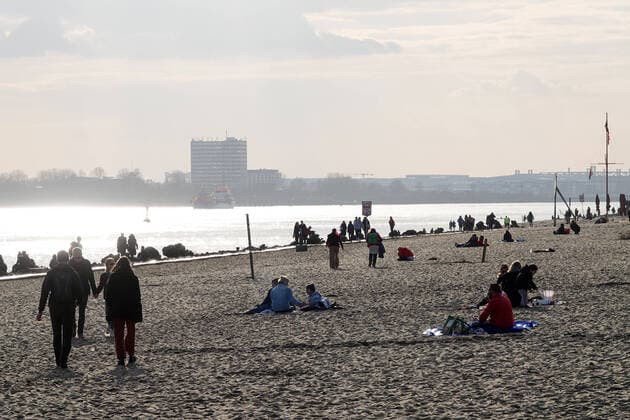 Kontaktverbot - Elbstrand Oevelgönne 04.04.2020, DEU, Deutschland, Hamburg: Menschen sind Elbstrand Oevelgönne während des Kontaktverbots wegen der Coronakrise unterwegs. Hamburg Hamburg Deutschland