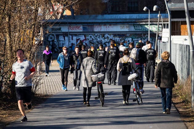 Polizei kontrolliert die Einhaltung der Massnahmen zur Kontaktverbot am Gleisdreieckpark in Berlin am 4. April 2020. Um die Verbreitung des Coronavirus (SARS-CoV-2) zu verlangsamen beschlossen Bund und Laender weitere Restriktionen. Nachdem Museen, Theatern, Sportveranstaltungen usw verboten wurden sind seit einigen Tagen weitere verschaerfte Massnahmen in Kraft getreten wie z.B. Verbot von Versammlungen in der Oeffentlichkeit mit mehr als zwei Personen, Einhaltung von Mindestabstand zwischen Personen und Schliessung von Gastronomiebetrieben mit Ausnahme von Abholung und Lieferung. Coronavirus in Berlin