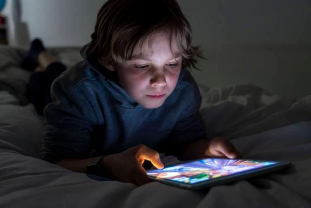 Ein Junge spielt Computerspiele an einem Tablett PC, *** A boy plays computer games on a tablet PC,