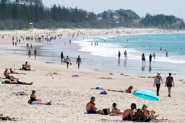 AUSTRALIA CORONAVIRUS COVID-19, Crowds are seen at Burleigh Beach on the Gold Coast, Sunday, April 5, 2020. The Queensland premier Annastacia Palaszczuk has again warned residents who continue to flout social distancing guidelines. ( NO ARCHIVING, EDITORIAL USE ONLY, NO USE IN BOOKS WITHOUT CONSENT GOLD COAST QLD AUSTRALIA  Copyright: xDAVExHUNTx 20200405001461853035