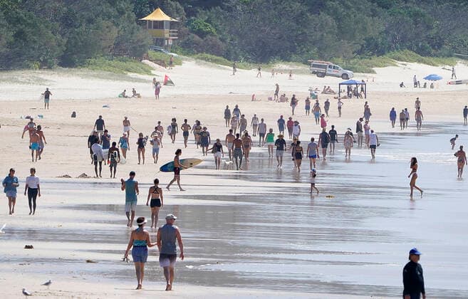 AUSTRALIA CORONAVIRUS COVID-19, Crowds are seen at Burleigh Beach on the Gold Coast, Sunday, April 5, 2020. The Queensland premier Annastacia Palaszczuk has again warned residents who continue to flout social distancing guidelines. ( NO ARCHIVING, EDITORIAL USE ONLY, NO USE IN BOOKS WITHOUT CONSENT GOLD COAST QLD AUSTRALIA  Copyright: xDAVExHUNTx 20200405001461853107