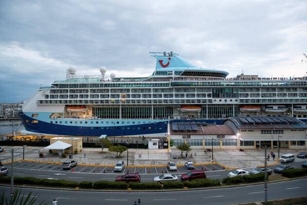 News Bilder des Tages View of the Marella Discovery 2 cruise ship, after the docking of the ship was authorized for humanitarian reasons for the disembarkation of 32 members of his crew who are Dominican citizens, and who asked to return to the country instead of continuing the sailing trip to Europe, this Saturday in Santo Domingo, Dominican Republic 4 April 2020. The 32 people will be transferred directly to a quarantined social isolation center, in order to comply with the Protocol established by the Ministry of Public Health. The number of deaths in the Dominican Republic from the coronavirus rose to 77 people, while 1,578 are infected, as of today. Landing of the Marella Discovery 2 cruise ship for Dominican crew and citizens !ACHTUNG: NUR REDAKTIONELLE NUTZUNG!  Copyright: xOrlandoxBarríax AME302 20200405-637216581339644856