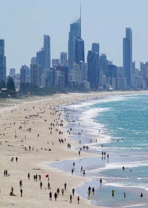 AUSTRALIA CORONAVIRUS COVID-19, Crowds are seen enjoying beach conditions on the Gold Coast, Sunday, April 5, 2020. The Queensland premier Annastacia Palaszczuk has again warned residents who continue to flout social distancing guidelines. ( NO ARCHIVING, EDITORIAL USE ONLY, NO USE IN BOOKS WITHOUT CONSENT GOLD COAST QLD AUSTRALIA  Copyright: xDAVExHUNTx 20200405001461854319