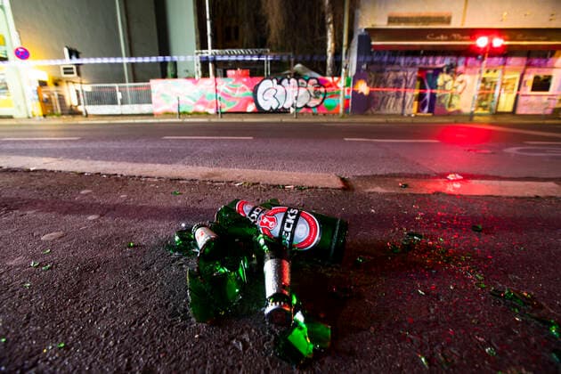 Eine zerbochene Bierflasche vor dem Eingang vom Kit Kat Club in Berlin am 4. April 2020. Um die Verbreitung des Coronavirus (SARS-CoV-2) zu verlangsamen beschlossen Bund und Laender weitere Restriktionen. Auch die Berliner Clubs sind seit einigen Wochen geschlossen. Wo ueblicherweise sich lange Schlangen von Menschen bilden, ist am Samstag Nacht menschenleer. Coronavirus in Berlin