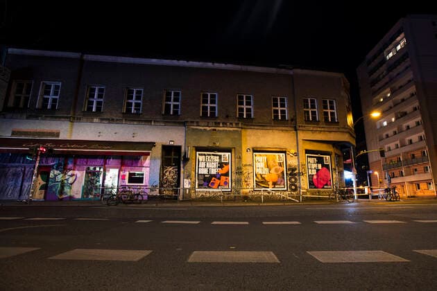 Der leere Eingang vom Kit Kat Club in Berlin am 4. April 2020. Um die Verbreitung des Coronavirus (SARS-CoV-2) zu verlangsamen beschlossen Bund und Laender weitere Restriktionen. Auch die Berliner Clubs sind seit einigen Wochen geschlossen. Wo ueblicherweise sich lange Schlangen von Menschen bilden, ist am Samstag Nacht menschenleer. Coronavirus in Berlin