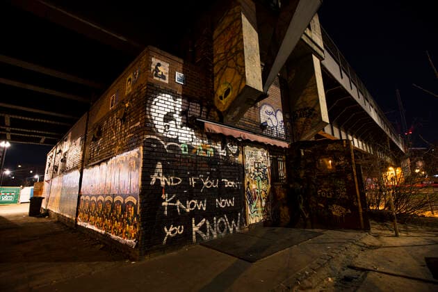 Der leere Eingang vom Golden Gate Club in Berlin am 5. April 2020. Um die Verbreitung des Coronavirus (SARS-CoV-2) zu verlangsamen beschlossen Bund und Laender weitere Restriktionen. Auch die Berliner Clubs sind seit einigen Wochen geschlossen. Wo ueblicherweise sich lange Schlangen von Menschen bilden, ist am Samstag Nacht menschenleer. Coronavirus in Berlin