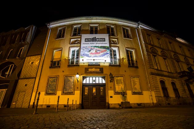Der leere Eingang der Alten Boerse in Berlin am 5. April 2020. Um die Verbreitung des Coronavirus (SARS-CoV-2) zu verlangsamen beschlossen Bund und Laender weitere Restriktionen. Auch die Berliner Clubs sind seit einigen Wochen geschlossen. Wo ueblicherweise sich lange Schlangen von Menschen bilden, ist am Samstag Nacht menschenleer. Coronavirus in Berlin