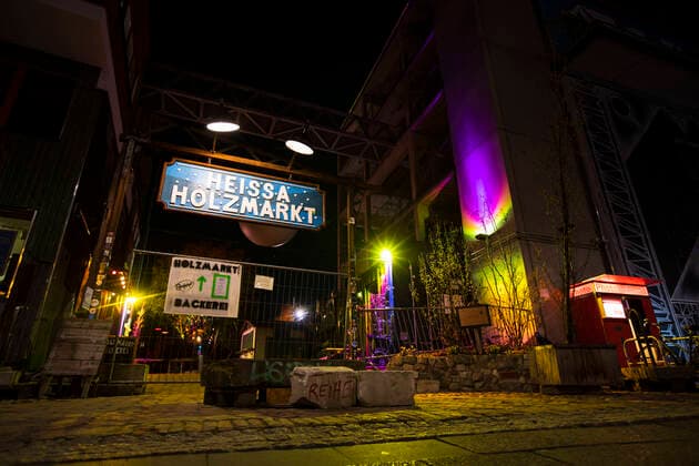 Der leere Eingang vom Holzmarkt Gelaende in Berlin am 5. April 2020. Um die Verbreitung des Coronavirus (SARS-CoV-2) zu verlangsamen beschlossen Bund und Laender weitere Restriktionen. Auch die Berliner Clubs sind seit einigen Wochen geschlossen. Wo ueblicherweise sich lange Schlangen von Menschen bilden, ist am Samstag Nacht menschenleer. Coronavirus in Berlin