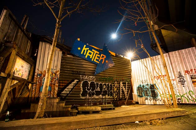 Der leere Eingang vom Kater Blau Club in Berlin am 5. April 2020. Um die Verbreitung des Coronavirus (SARS-CoV-2) zu verlangsamen beschlossen Bund und Laender weitere Restriktionen. Auch die Berliner Clubs sind seit einigen Wochen geschlossen. Wo ueblicherweise sich lange Schlangen von Menschen bilden, ist am Samstag Nacht menschenleer. Coronavirus in Berlin