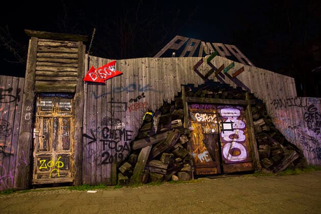 Der leere Eingang vom Pampa Club in Berlin am 5. April 2020. Um die Verbreitung des Coronavirus (SARS-CoV-2) zu verlangsamen beschlossen Bund und Laender weitere Restriktionen. Auch die Berliner Clubs sind seit einigen Wochen geschlossen. Wo ueblicherweise sich lange Schlangen von Menschen bilden, ist am Samstag Nacht menschenleer. Coronavirus in Berlin