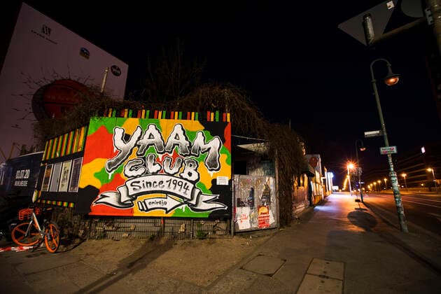 Der leere Eingang vom Yaam Club in Berlin am 5. April 2020. Um die Verbreitung des Coronavirus (SARS-CoV-2) zu verlangsamen beschlossen Bund und Laender weitere Restriktionen. Auch die Berliner Clubs sind seit einigen Wochen geschlossen. Wo ueblicherweise sich lange Schlangen von Menschen bilden, ist am Samstag Nacht menschenleer. Coronavirus in Berlin