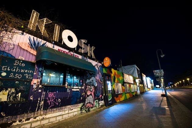 Der leere Eingang vom Yaam Club in Berlin am 5. April 2020. Um die Verbreitung des Coronavirus (SARS-CoV-2) zu verlangsamen beschlossen Bund und Laender weitere Restriktionen. Auch die Berliner Clubs sind seit einigen Wochen geschlossen. Wo ueblicherweise sich lange Schlangen von Menschen bilden, ist am Samstag Nacht menschenleer. Coronavirus in Berlin