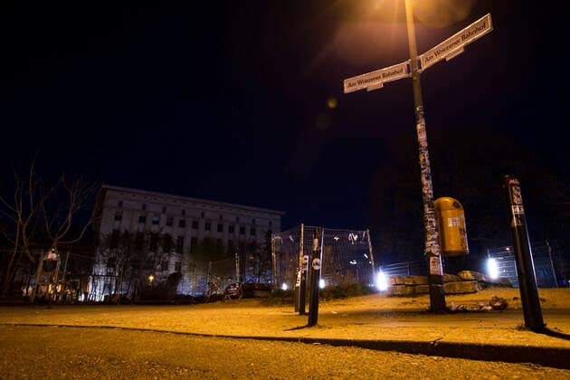 Der leere Eingang vom Berghain Club in Berlin am 5. April 2020. Um die Verbreitung des Coronavirus (SARS-CoV-2) zu verlangsamen beschlossen Bund und Laender weitere Restriktionen. Auch die Berliner Clubs sind seit einigen Wochen geschlossen. Wo ueblicherweise sich lange Schlangen von Menschen bilden, ist am Samstag Nacht menschenleer. Coronavirus in Berlin