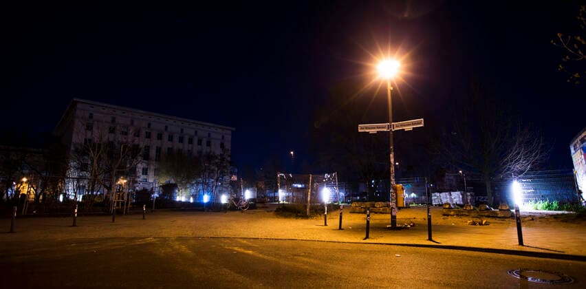 Der leere Eingang vom Berghain Club in Berlin am 5. April 2020. Um die Verbreitung des Coronavirus (SARS-CoV-2) zu verlangsamen beschlossen Bund und Laender weitere Restriktionen. Auch die Berliner Clubs sind seit einigen Wochen geschlossen. Wo ueblicherweise sich lange Schlangen von Menschen bilden, ist am Samstag Nacht menschenleer. Coronavirus in Berlin