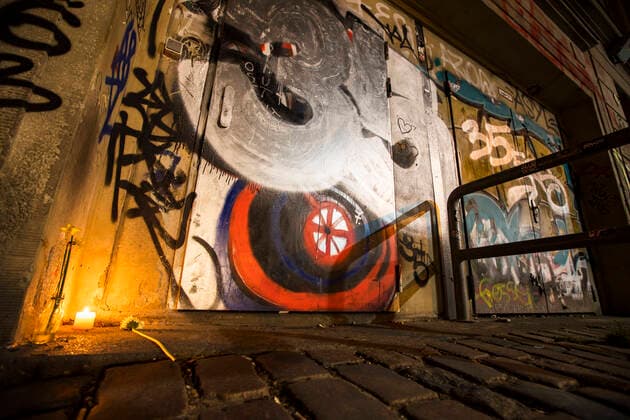 Kerzen und Blumen vor dem Eingang vom Berghain Club in Berlin am 5. April 2020. Um die Verbreitung des Coronavirus (SARS-CoV-2) zu verlangsamen beschlossen Bund und Laender weitere Restriktionen. Auch die Berliner Clubs sind seit einigen Wochen geschlossen. Wo ueblicherweise sich lange Schlangen von Menschen bilden, ist am Samstag Nacht menschenleer. Coronavirus in Berlin