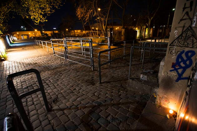 Kerzen und Blumen vor dem Eingang vom Berghain Club in Berlin am 5. April 2020. Um die Verbreitung des Coronavirus (SARS-CoV-2) zu verlangsamen beschlossen Bund und Laender weitere Restriktionen. Auch die Berliner Clubs sind seit einigen Wochen geschlossen. Wo ueblicherweise sich lange Schlangen von Menschen bilden, ist am Samstag Nacht menschenleer. Coronavirus in Berlin