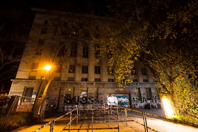 Der leere Eingang vom Berghain Club in Berlin am 5. April 2020. Um die Verbreitung des Coronavirus (SARS-CoV-2) zu verlangsamen beschlossen Bund und Laender weitere Restriktionen. Auch die Berliner Clubs sind seit einigen Wochen geschlossen. Wo ueblicherweise sich lange Schlangen von Menschen bilden, ist am Samstag Nacht menschenleer. Coronavirus in Berlin