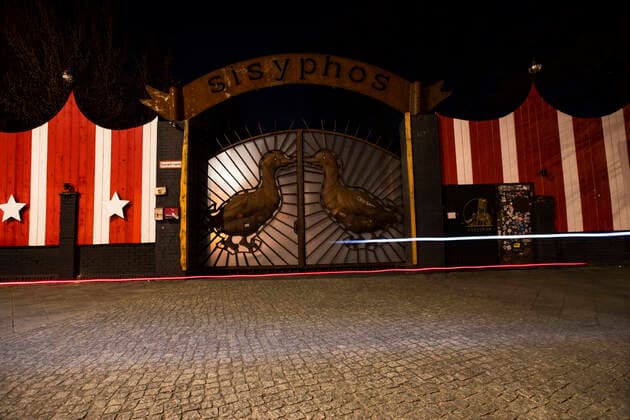 Der leere Eingang vom Sisyphos Club in Berlin am 5. April 2020. Um die Verbreitung des Coronavirus (SARS-CoV-2) zu verlangsamen beschlossen Bund und Laender weitere Restriktionen. Auch die Berliner Clubs sind seit einigen Wochen geschlossen. Wo ueblicherweise sich lange Schlangen von Menschen bilden, ist am Samstag Nacht menschenleer. Coronavirus in Berlin