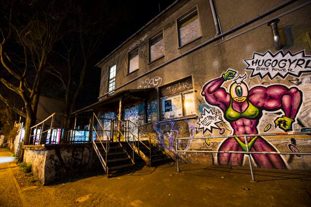 Der leere Eingang vom About Blank Club in Berlin am 5. April 2020. Um die Verbreitung des Coronavirus (SARS-CoV-2) zu verlangsamen beschlossen Bund und Laender weitere Restriktionen. Auch die Berliner Clubs sind seit einigen Wochen geschlossen. Wo ueblicherweise sich lange Schlangen von Menschen bilden, ist am Samstag Nacht menschenleer. Coronavirus in Berlin