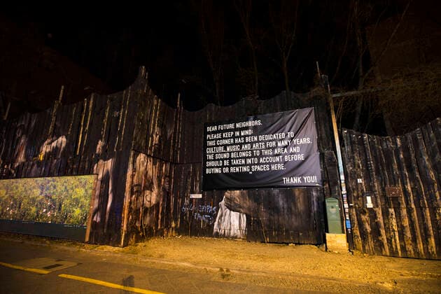 Der leere Eingang vom Salon zur Wilden Renate Club in Berlin am 5. April 2020. Um die Verbreitung des Coronavirus (SARS-CoV-2) zu verlangsamen beschlossen Bund und Laender weitere Restriktionen. Auch die Berliner Clubs sind seit einigen Wochen geschlossen. Wo ueblicherweise sich lange Schlangen von Menschen bilden, ist am Samstag Nacht menschenleer. Coronavirus in Berlin