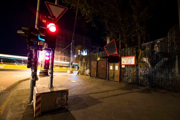 Der leere Eingang vom Salon zur Wilden Renate Club in Berlin am 5. April 2020. Um die Verbreitung des Coronavirus (SARS-CoV-2) zu verlangsamen beschlossen Bund und Laender weitere Restriktionen. Auch die Berliner Clubs sind seit einigen Wochen geschlossen. Wo ueblicherweise sich lange Schlangen von Menschen bilden, ist am Samstag Nacht menschenleer. Coronavirus in Berlin