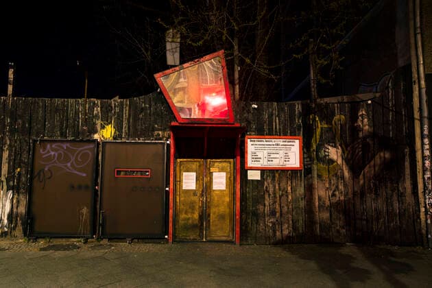 Der leere Eingang vom Salon zur Wilden Renate Club in Berlin am 5. April 2020. Um die Verbreitung des Coronavirus (SARS-CoV-2) zu verlangsamen beschlossen Bund und Laender weitere Restriktionen. Auch die Berliner Clubs sind seit einigen Wochen geschlossen. Wo ueblicherweise sich lange Schlangen von Menschen bilden, ist am Samstag Nacht menschenleer. Coronavirus in Berlin
